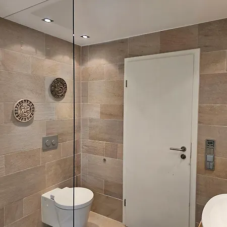 Apartment Moai - Exklusiver Rueckzugsort Fuer Geschaeftsreisen - Kostenloser Parkplatz, Wlan, Waschtrockner, Smart Tv, Qbo Essential, Ergonomischer Schreibtisch